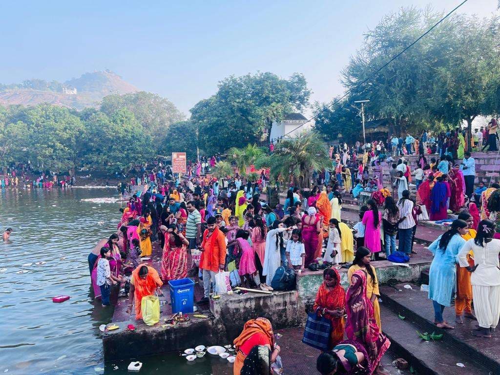 कार्तिक स्नान के लिए पापहारिणी सरोवर में उमड़ी भारी भीड़