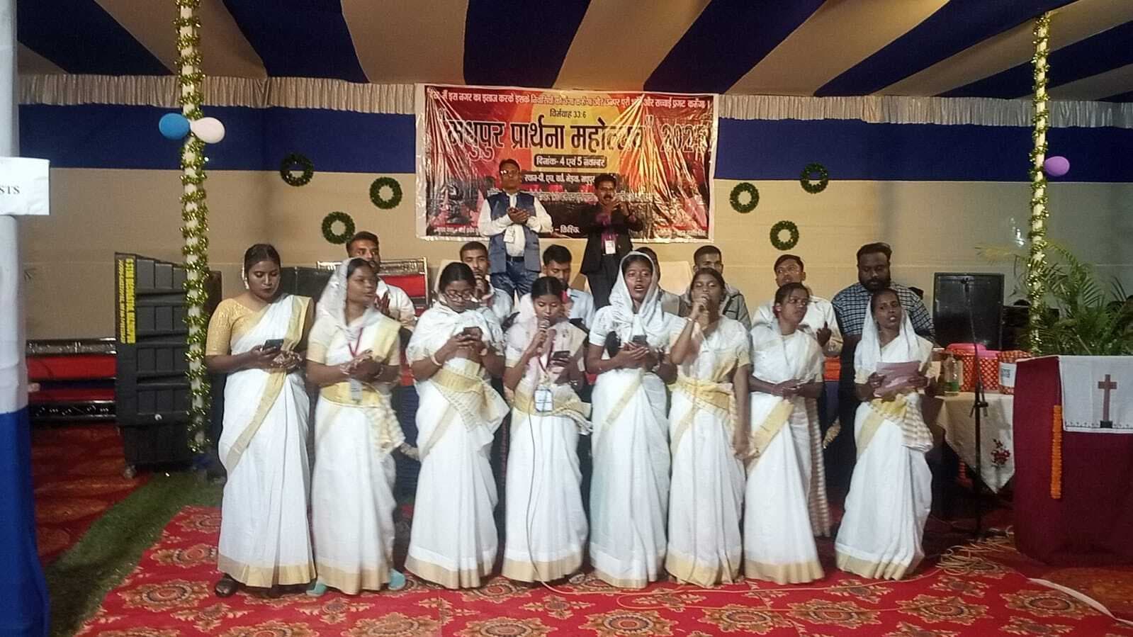 चर्च में प्रार्थना सभा व गीत-संगीत के बीच प्रभु यीशु को किया नमन