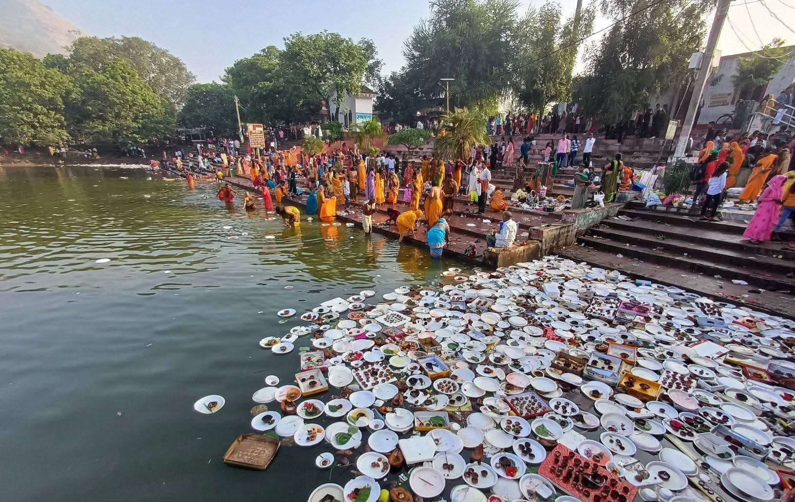 कार्तिक स्नान के बाद पापहारिणी सरोवर के घाटों पर गंदगी का अंबार