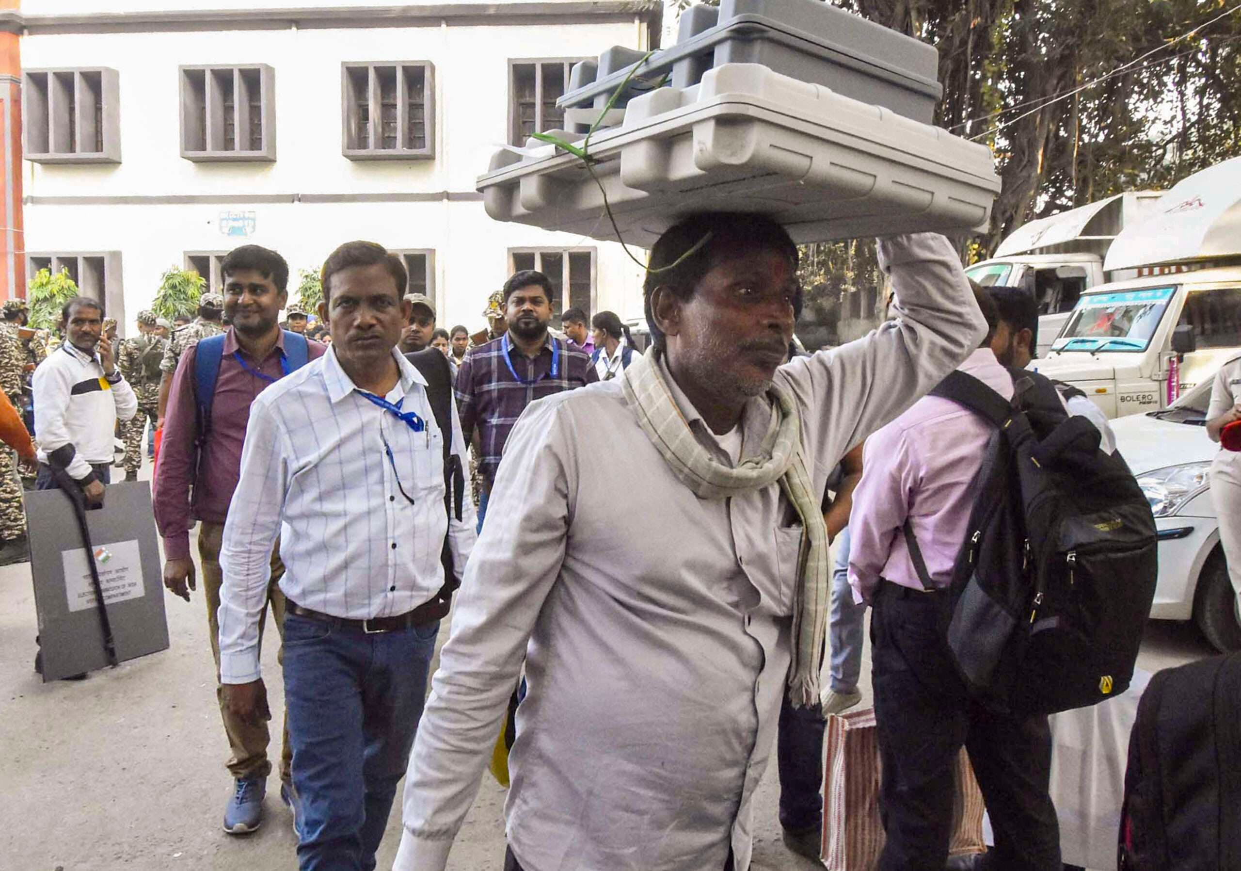 जिले के 2551 बूथों पर 20 लाख 80 हजार 605 मतदाता आज करेंगे वोट