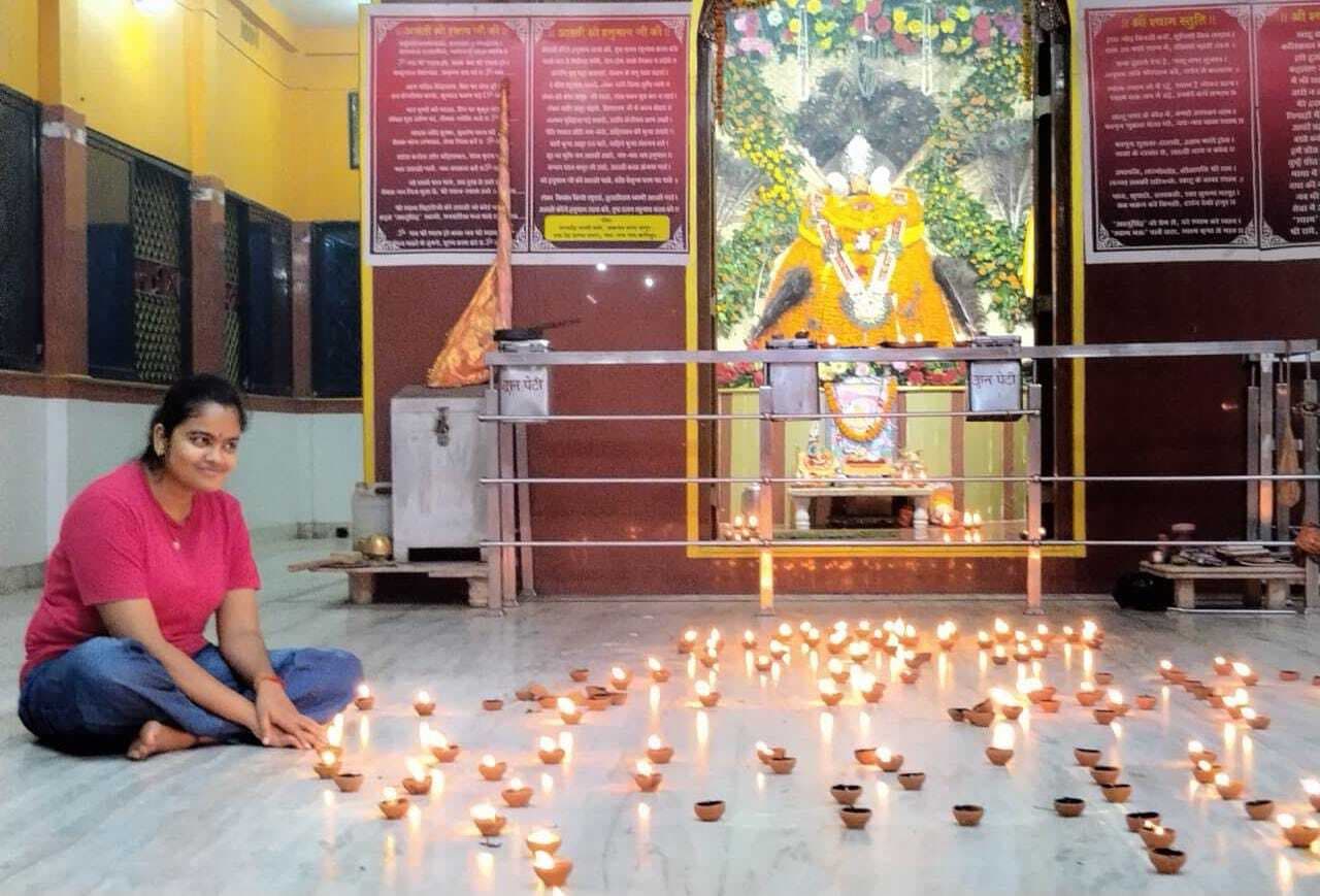 देव दीपावली पर मंदिरों में जलाये गये सैकड़ों दीपक