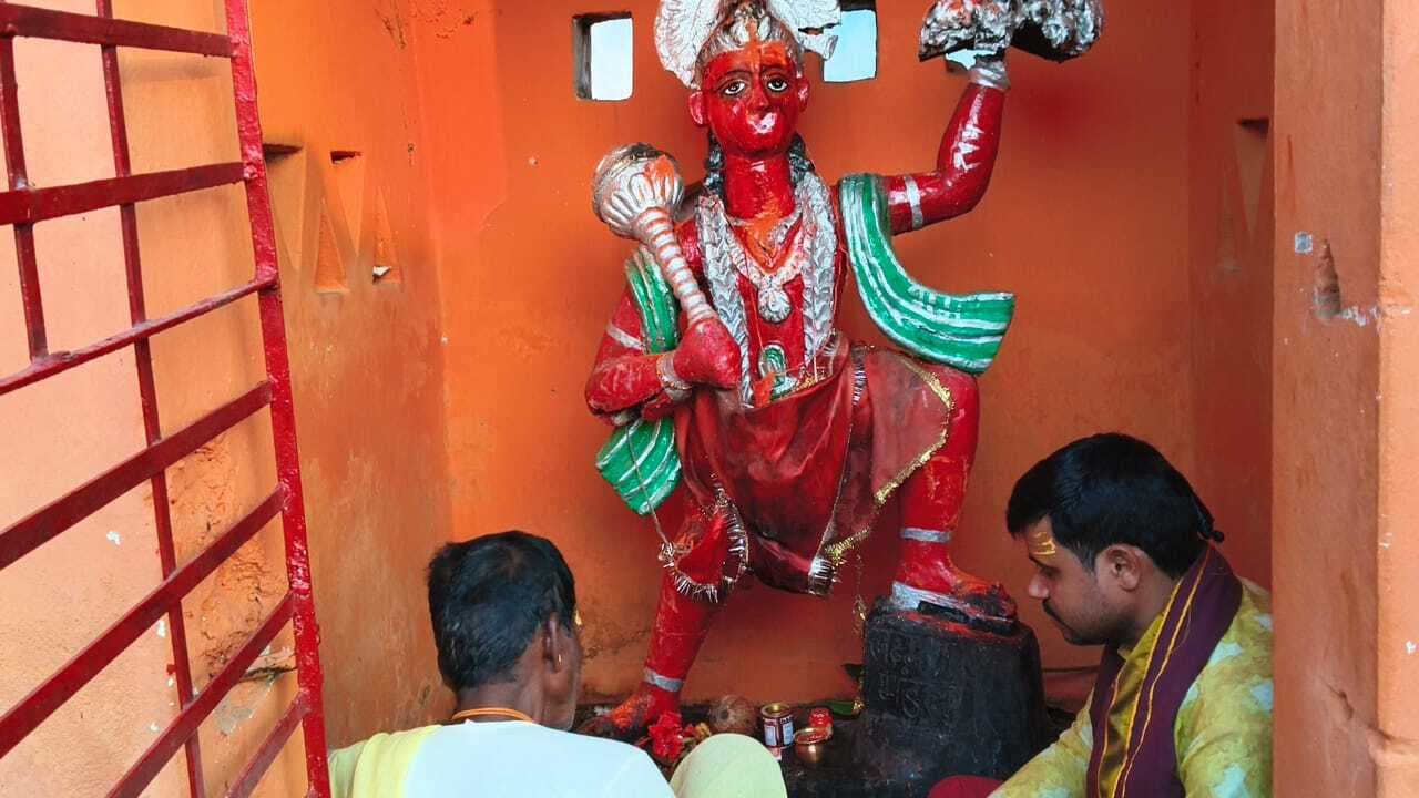 पूजा के बाद क्षतिग्रस्त बजरंगबली की प्रतिमा विसर्जित