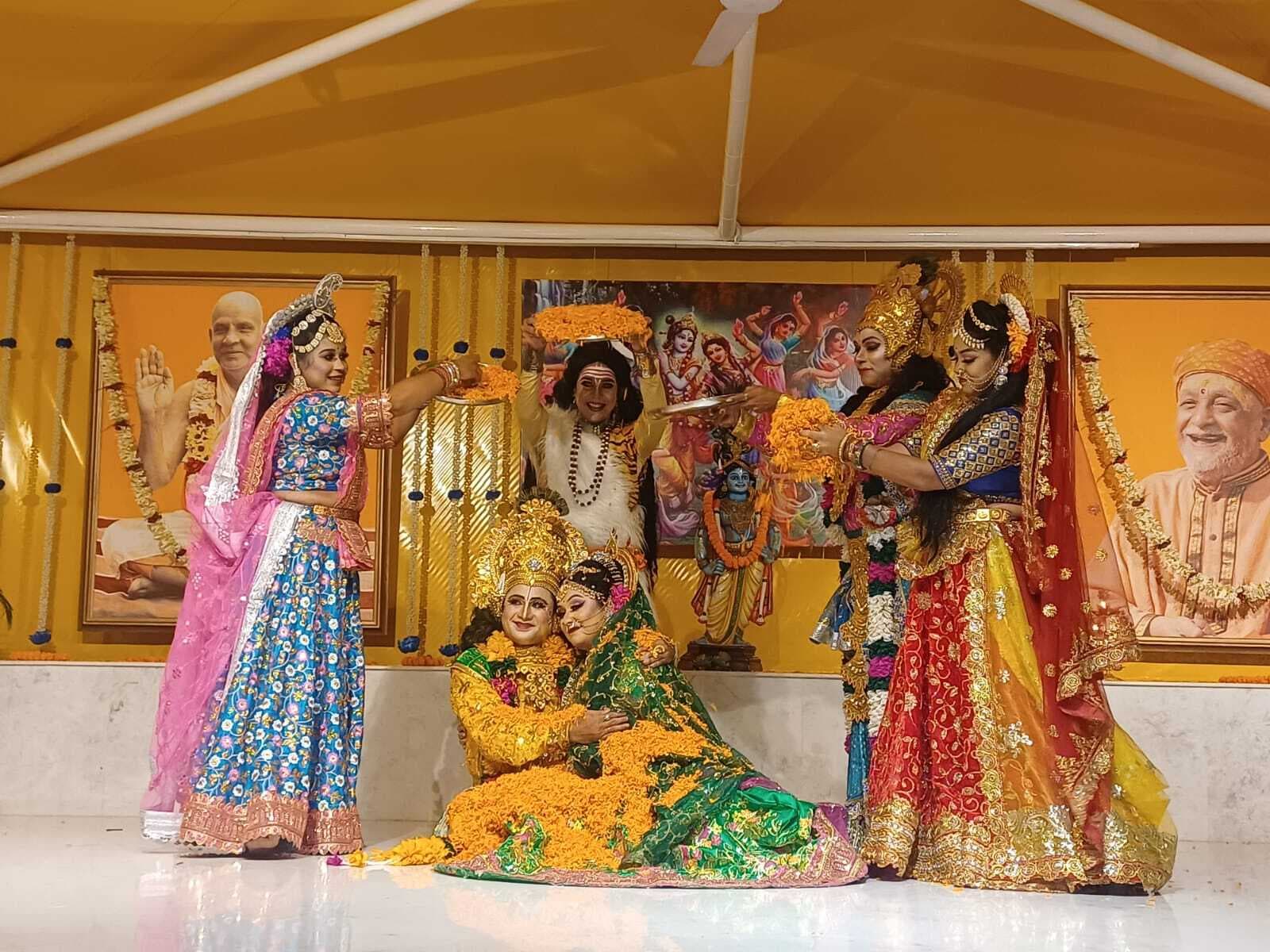 Deoghar news : रिखियापीठ में रासलीला उत्सव : श्रीराधा-कृष्ण के साथ भक्तों ने खेली फूलों की होली