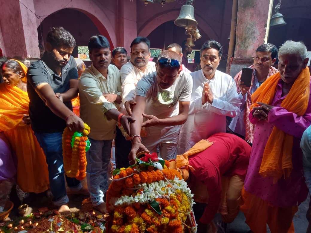 श्रद्धालुओं ने की बाबा नायक के पिंडी की पूजा अर्चना