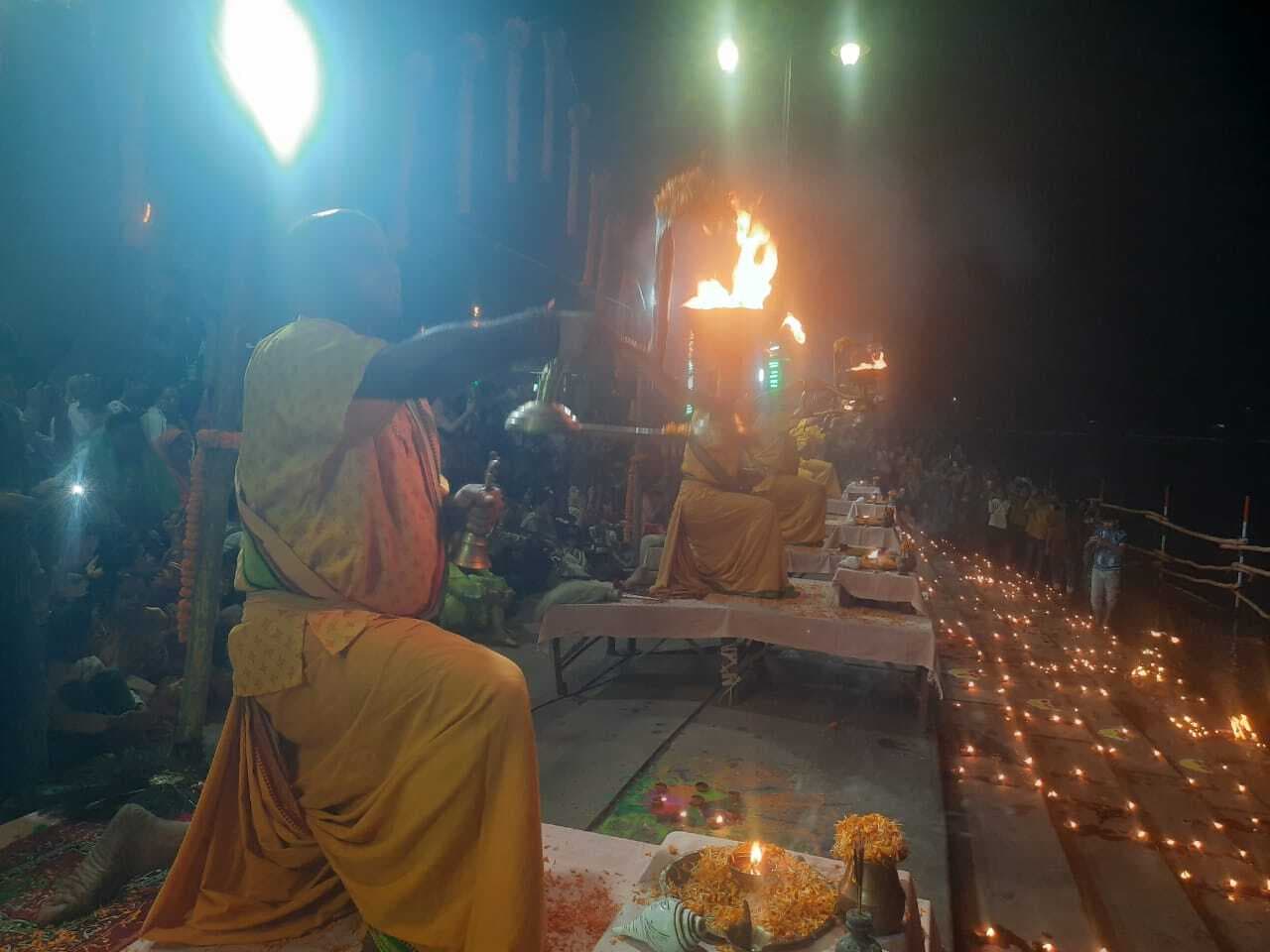 सीताकुंड पर आयोजित हुई फल्गु महाआरती