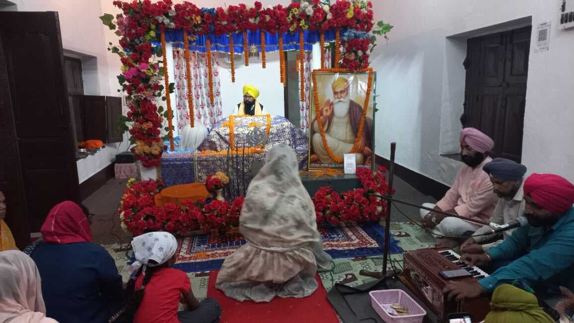 गुरुनानक देव मानवता सेवा एक पंगत एक संगत के प्रतीक थे