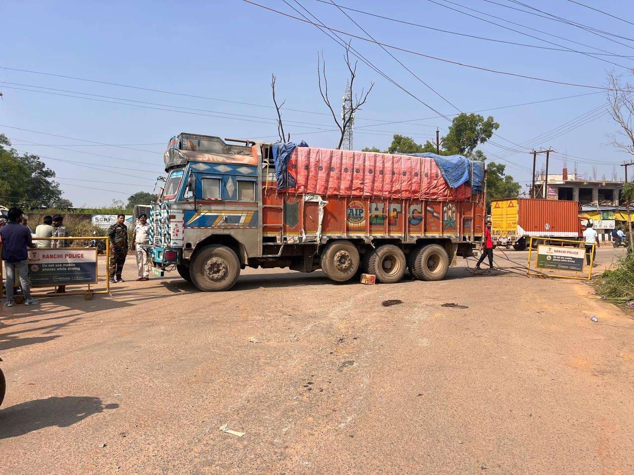 हादसे में छात्र की मौत के बाद ग्रामीणों ने की सड़क जाम