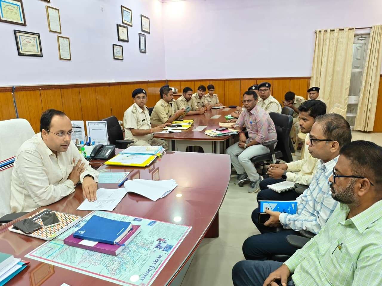 चुनावकर्मियों को ले जानेवाले वाहनों में हर हाल में लगा हो जीपीएस : डीएम