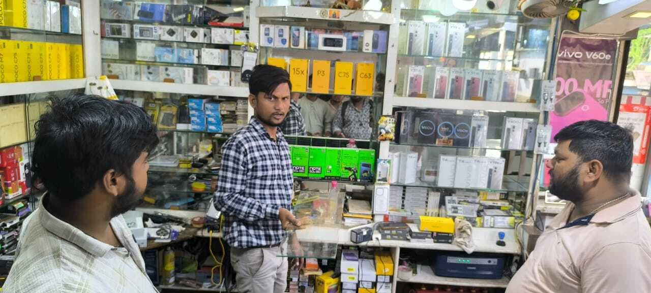सेंधमारी कर दुकान से नकदी समेत दो लाख के मोबाइल की चोरी