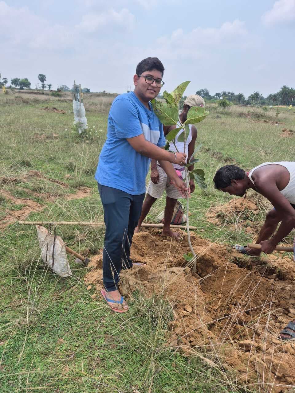 उद्यम फाउंडेशन ने चलाया पौधरोपण अभियान