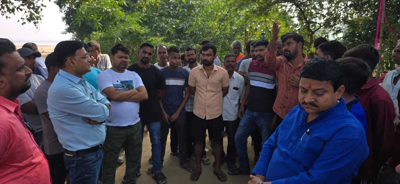 बिहार चुनाव : वोट बहिष्कार पर अड़े ग्रामीणों को मनाने के लिए पहुंचे कार्यपालक अभियंता