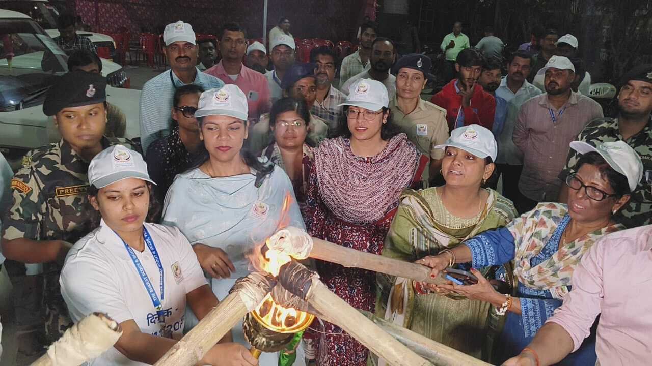 hajipur election news. डीएम के नेतृत्व में निकाला गया  मशाल जुलूस