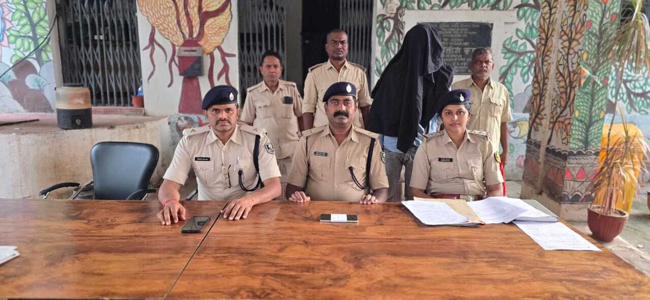 चार दुकानों से 80 हजार की चोरी करने वाला गिरफ्तार, चोरी का मोबाइल बरामद