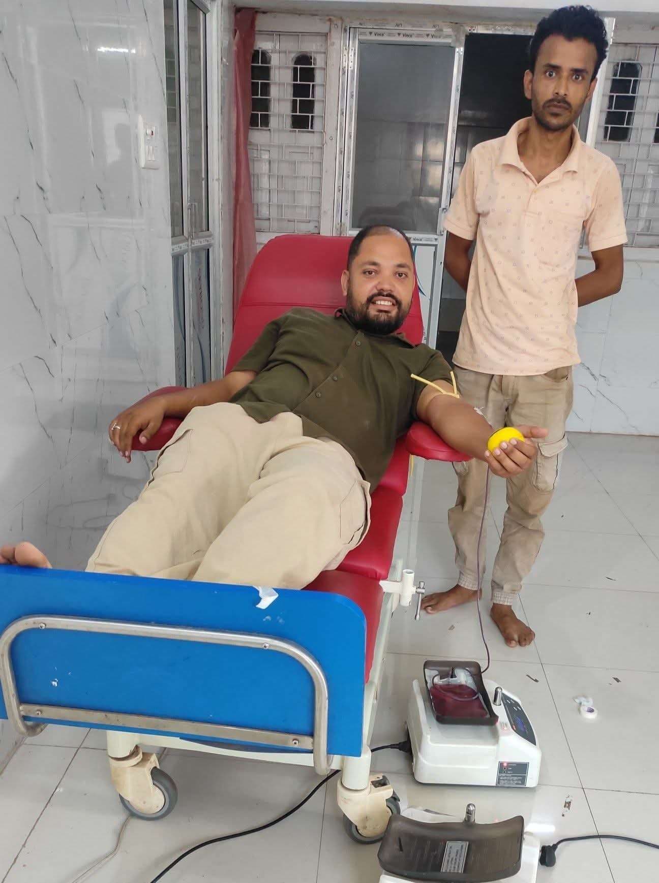 रक्तवीर युवा शिक्षक ने 11वीं बार रक्तदान कर बचायी जिंदगी