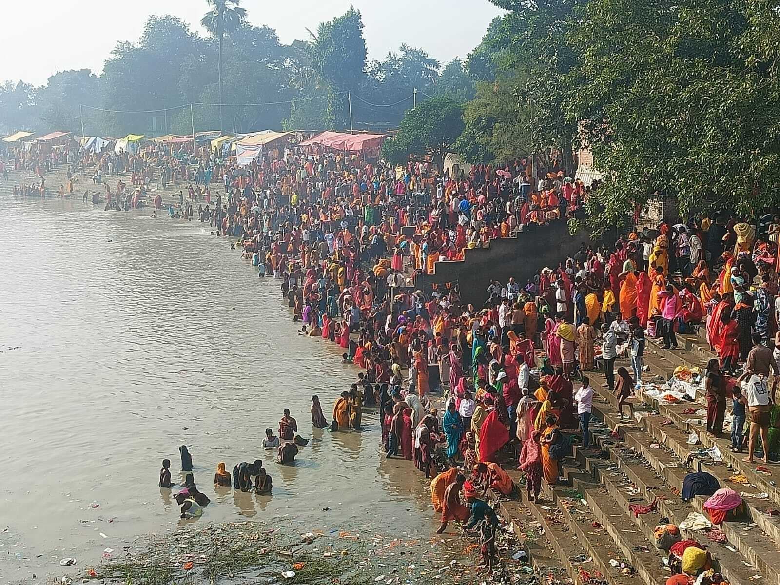 Darbhanga News: कार्तिक पूर्णिमा पर कमला नदी के गौसाघाट में श्रद्धालुओं ने लगायी आस्था की डुबकी