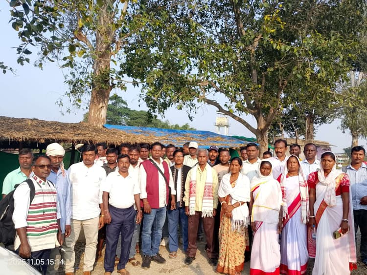 संपूर्ण आदिवासी समाज समिति ने की पीड़ित परिवार से मुलाकात