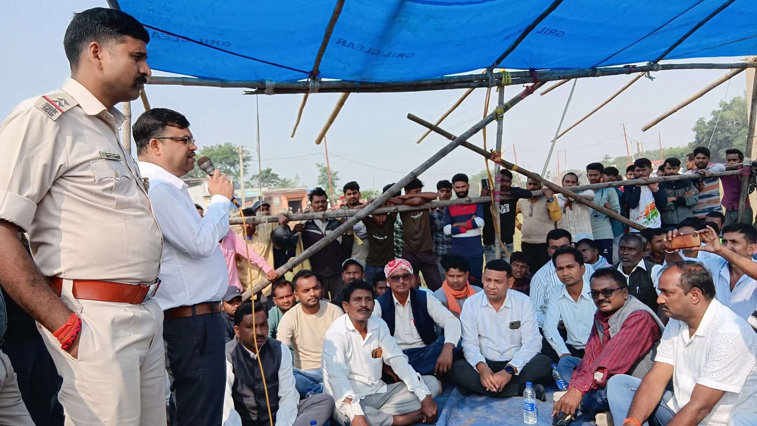 Bokaro News: स्थानीय मजदूरों को काम देने की मांग को ले श्रमिकों ने दिया धरना