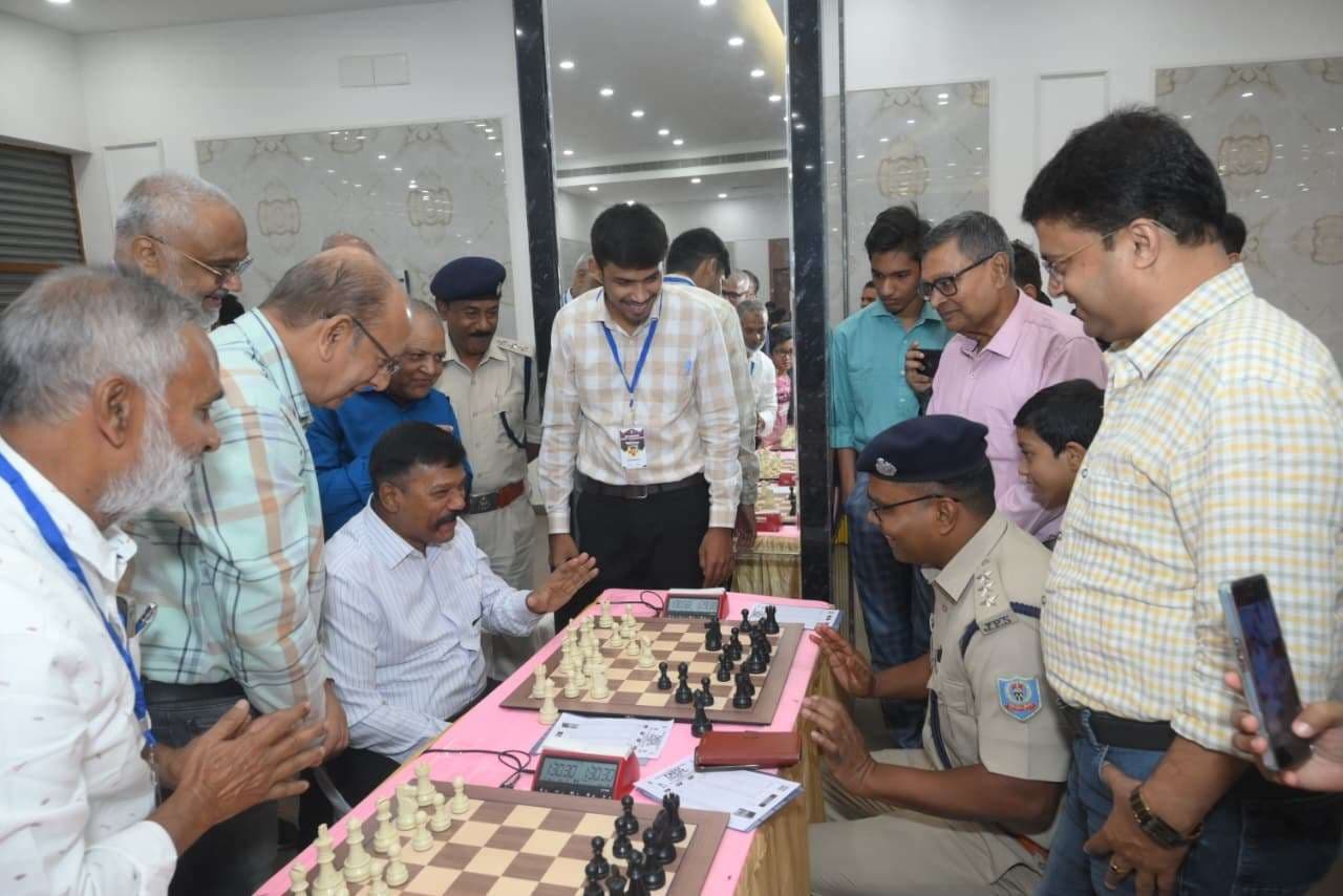 Chaibasa News : खिरवाल बैंक्वेट हॉल में सजी शतरंज की बिसात