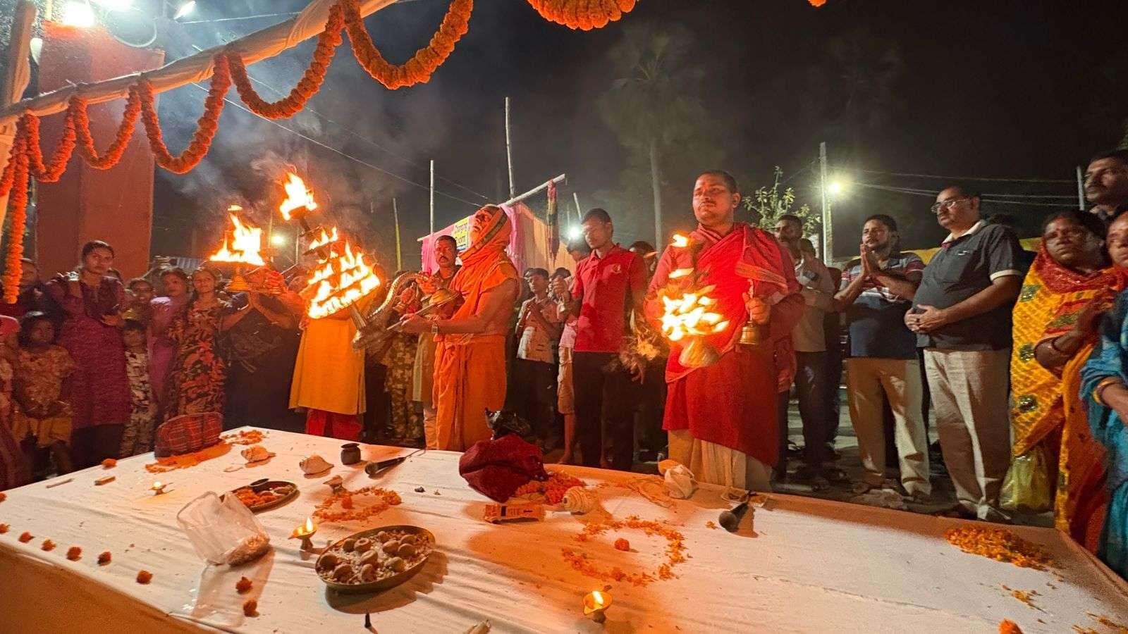 कार्तिक पूर्णिमा पर गंगा आरती, सैकड़ों श्रद्धालुओं ने किया दीपदान