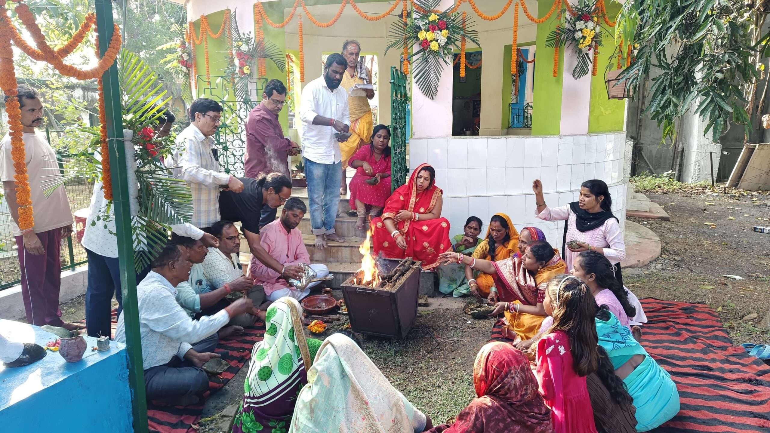 Seraikela Kharsawan News : मंदिर में पूजा-अर्चना, हवन में उमड़ी श्रद्धालुओं की भीड़