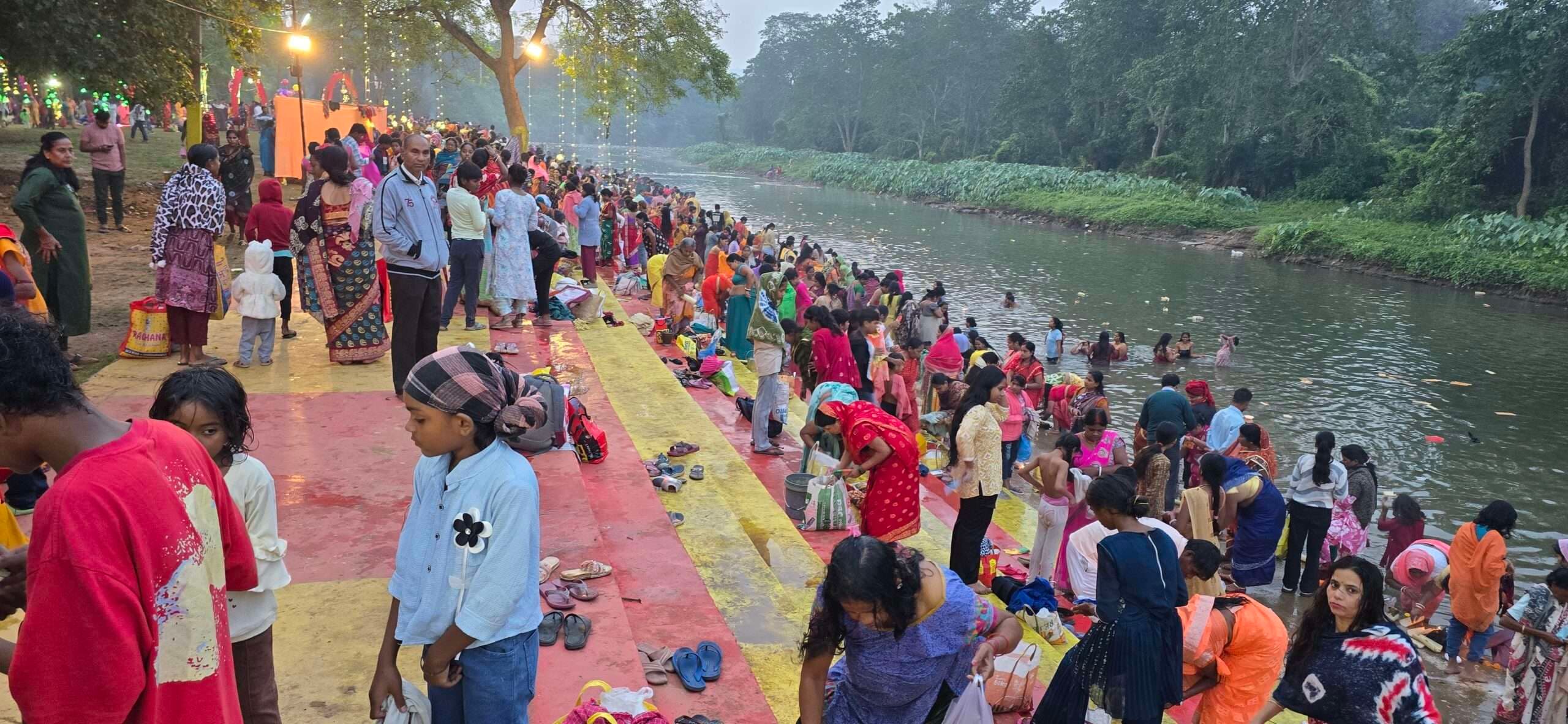 Chaibasa News : आस्था व उत्सव के रंगों में रंगा शहर श्रद्धालुओं ने किया पवित्र स्नान