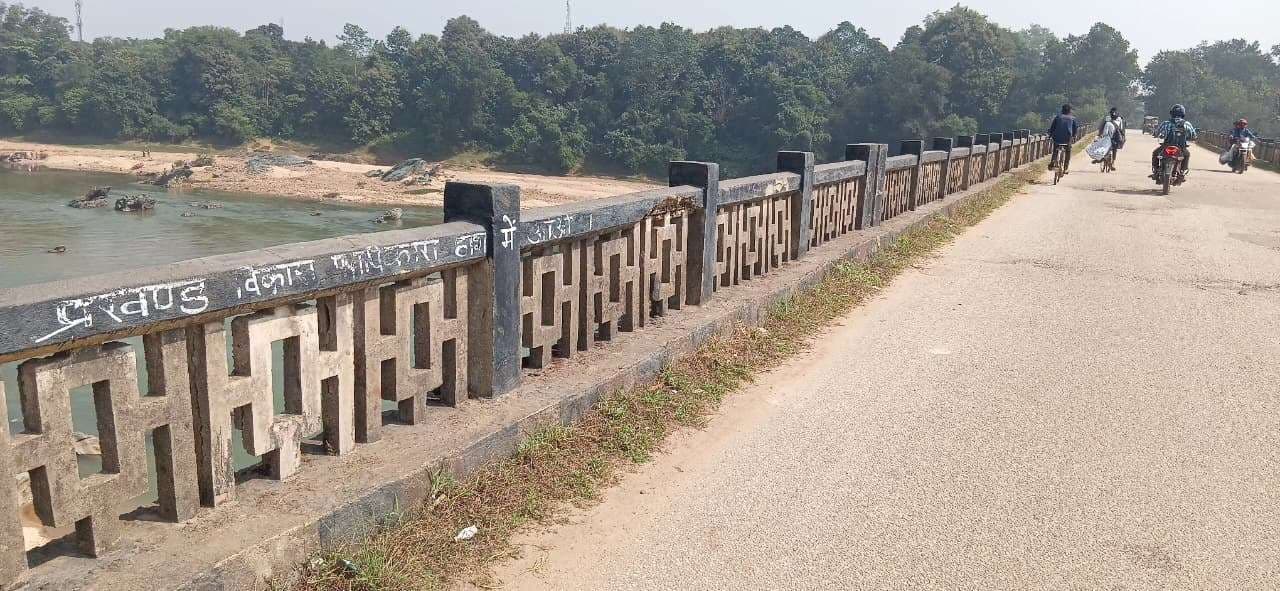 Chaibasa News : कोयल नदी पुल पर रोज दौड़ रहे ओवरलोड वाहन, प्रशासन बेखबर