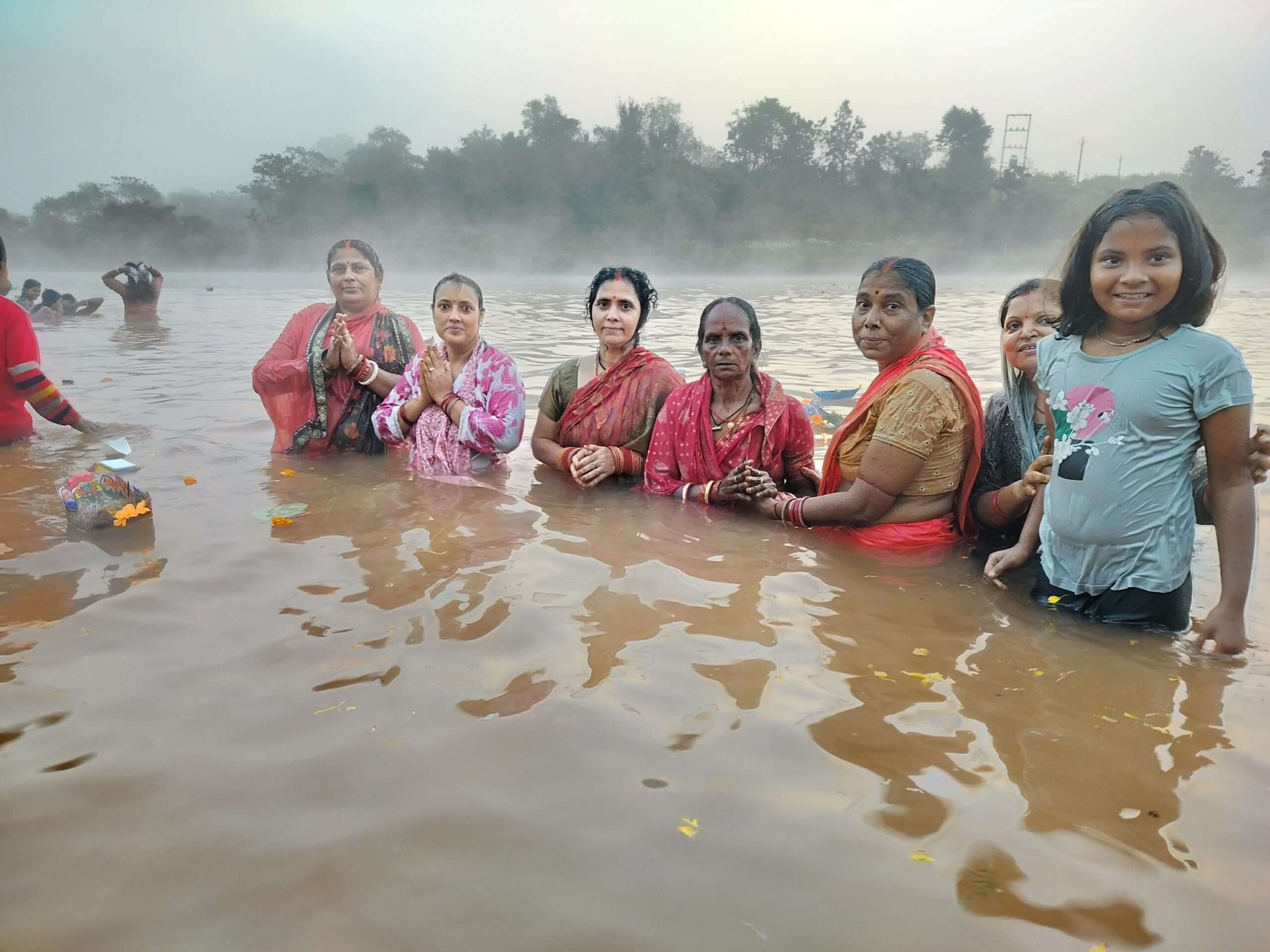 Chaibasa News : श्रद्धालुओं ने पुण्य स्नान के बाद किया दीपदान