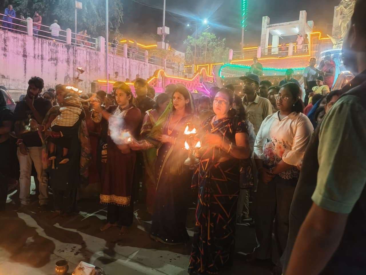 साहिबगंज गंगा तट पर देव दीपावली पर जलाये 1001 दीपक