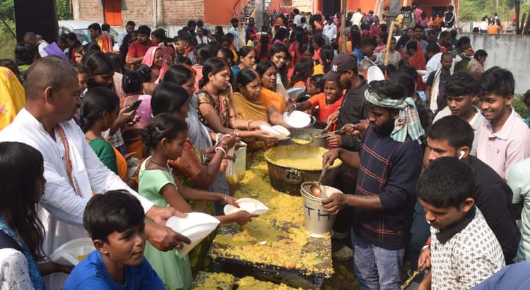 Bokaro News: दामोदर नदी पर उमड़ी श्रद्धालुओं की भीड़ , लोगों लगायी आस्था की डुबकी