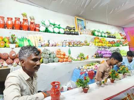 कार्तिक मेले में मिट्टी के बर्तन और खिलौनों ने खींचा लोगों का ध्यान