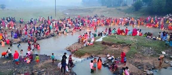 कार्तिक पूर्णिमा पर सुंदर नदी में जुटे श्रद्धालु, मेला सा दिखा नजारा