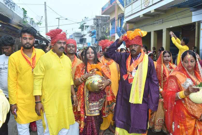 महाविष्णु यज्ञ और रामकथा के अवसर पर निकली भव्य कलश शोभायात्रा