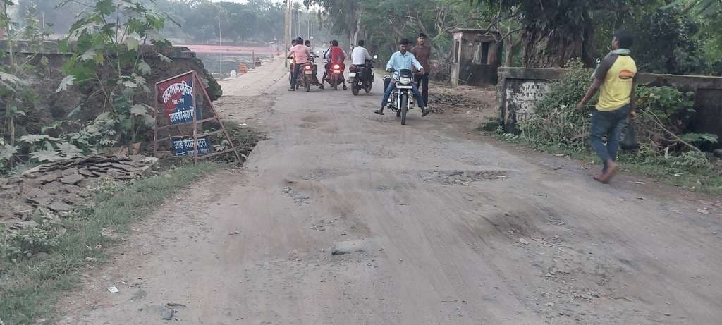 बसुवा चौक से ऊर्जानगर जाने वाली मुख्य सड़क जर्जर