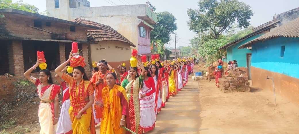 East Singhbhum News : पटमदा में 351 कन्याओं ने निकाली कलश यात्रा