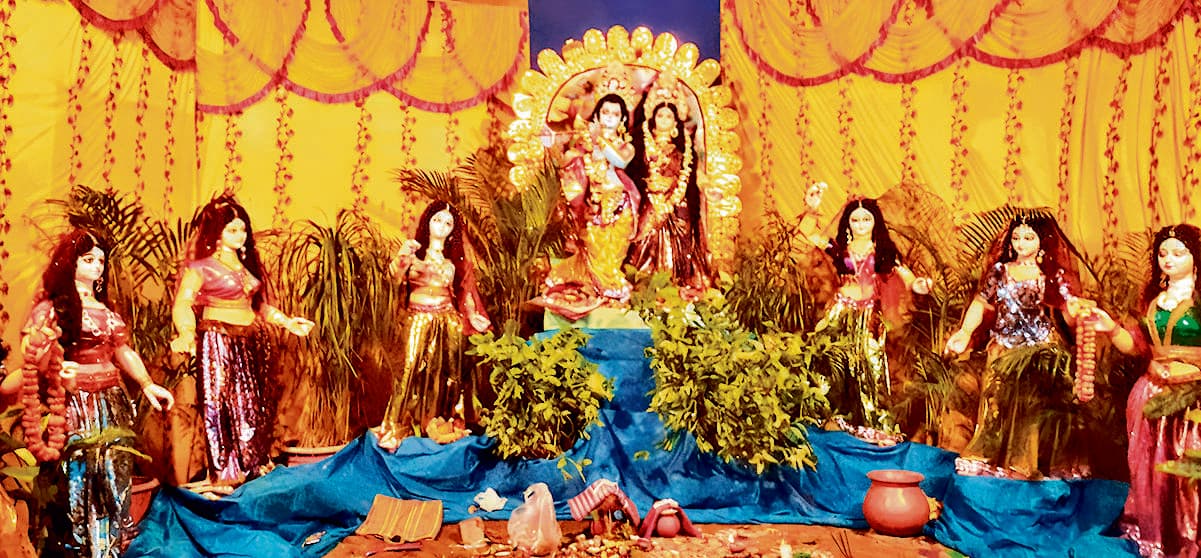 East Singhbhum News : राधा-कृष्ण की प्रतिमा के स्नान के बाद कीर्तन शुरू