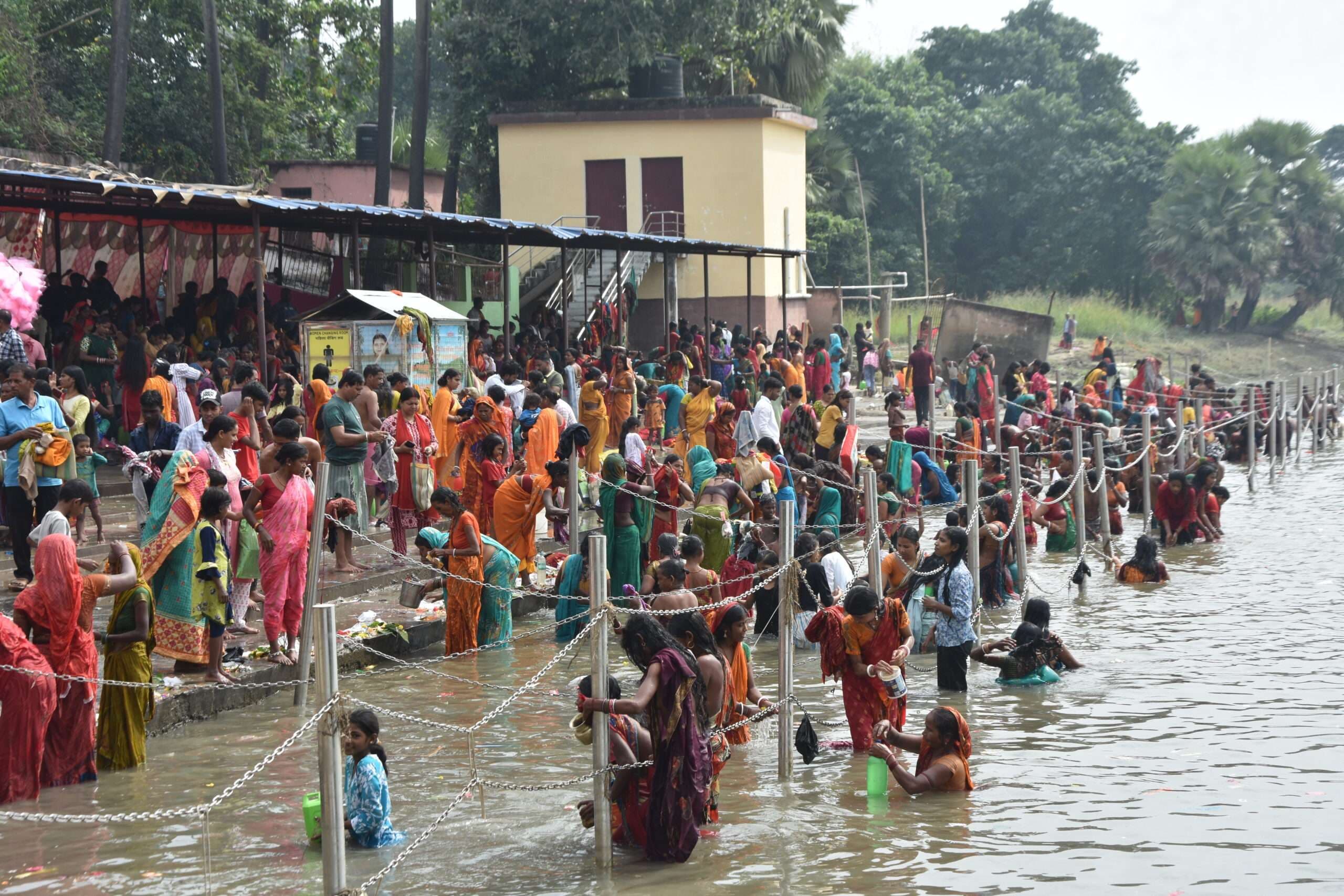 कार्तिक पूर्णिमा पर श्रद्धालुओं ने सौरा नदी में लगायी आस्था की डुबकी