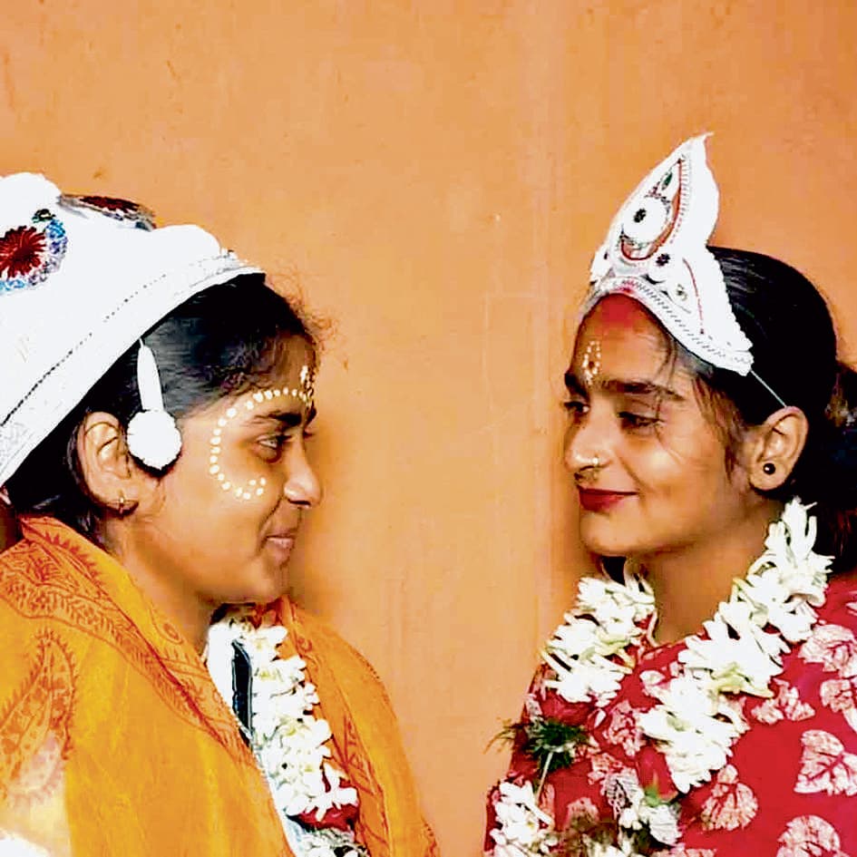 सुंदरबन में दो युवतियों ने मंदिर में रचायी शादी