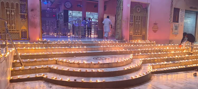 चैनपुर में आठ हजार दीपों से जगमगाया हरसू ब्रह्म मंदिर