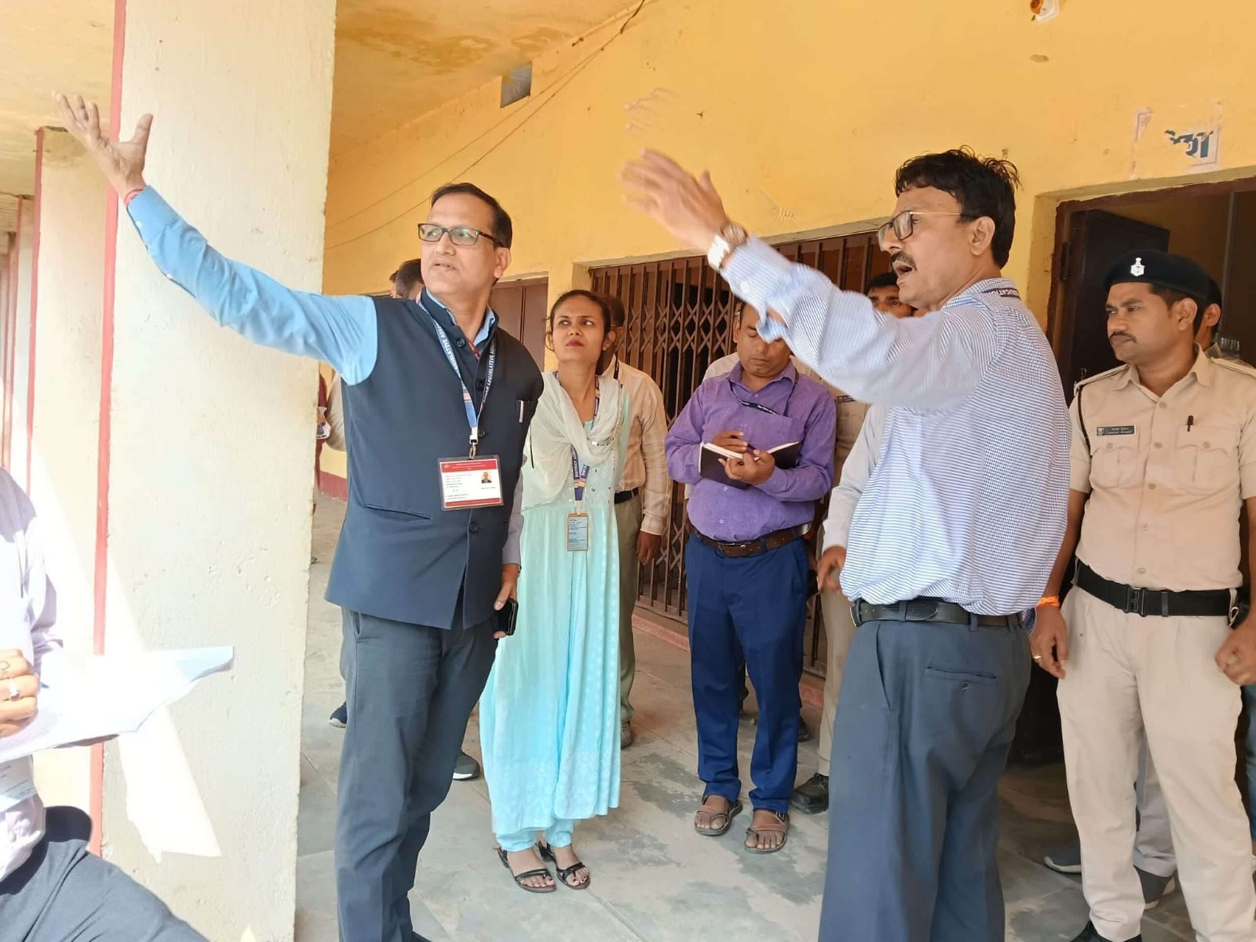 बूथों पर वोटरों को किसी प्रकार की नहीं हो असुविधा : प्रेक्षक