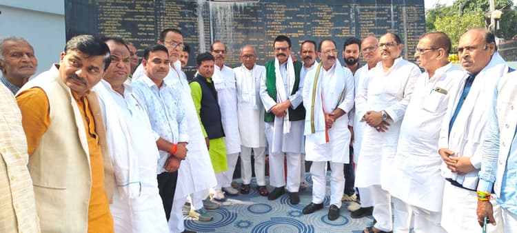 लोकतंत्र खतरे में, इवीएम पर नहीं है भरोसा: दिग्विजय सिंह