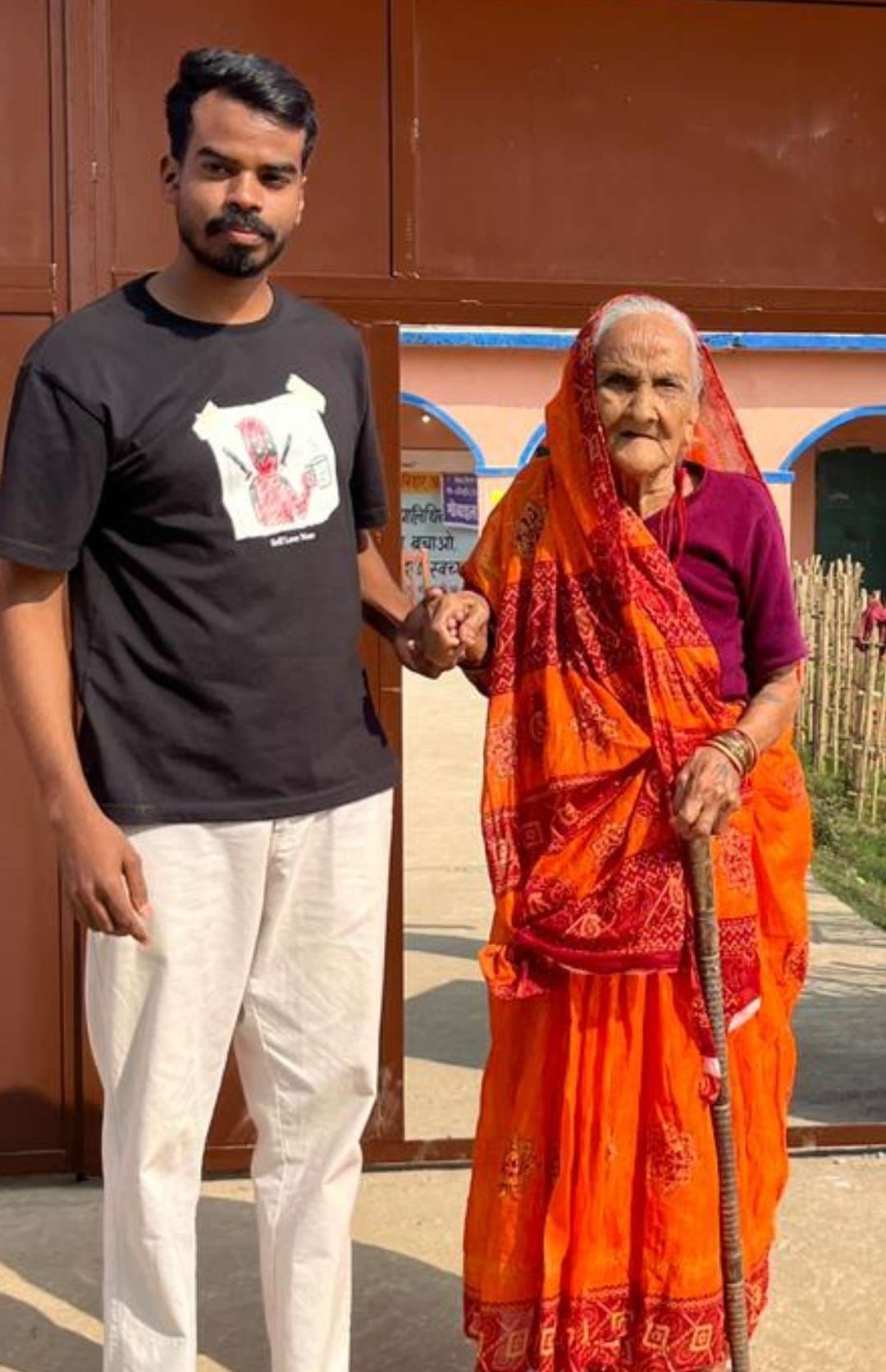 धनौती में सबसे बुज़ुर्ग मतदाता ने किया मतदान