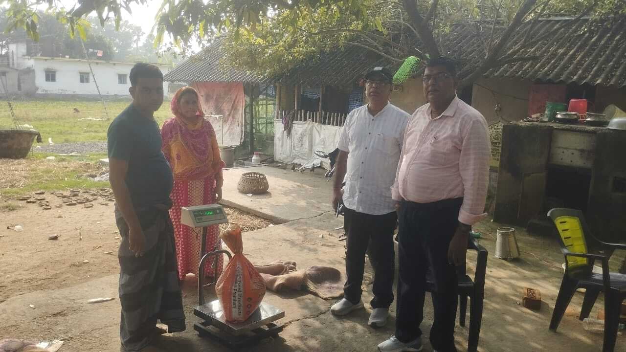 आहार दिवस पर पात्र लाभुकों के बीच धोती-साड़ी वितरित