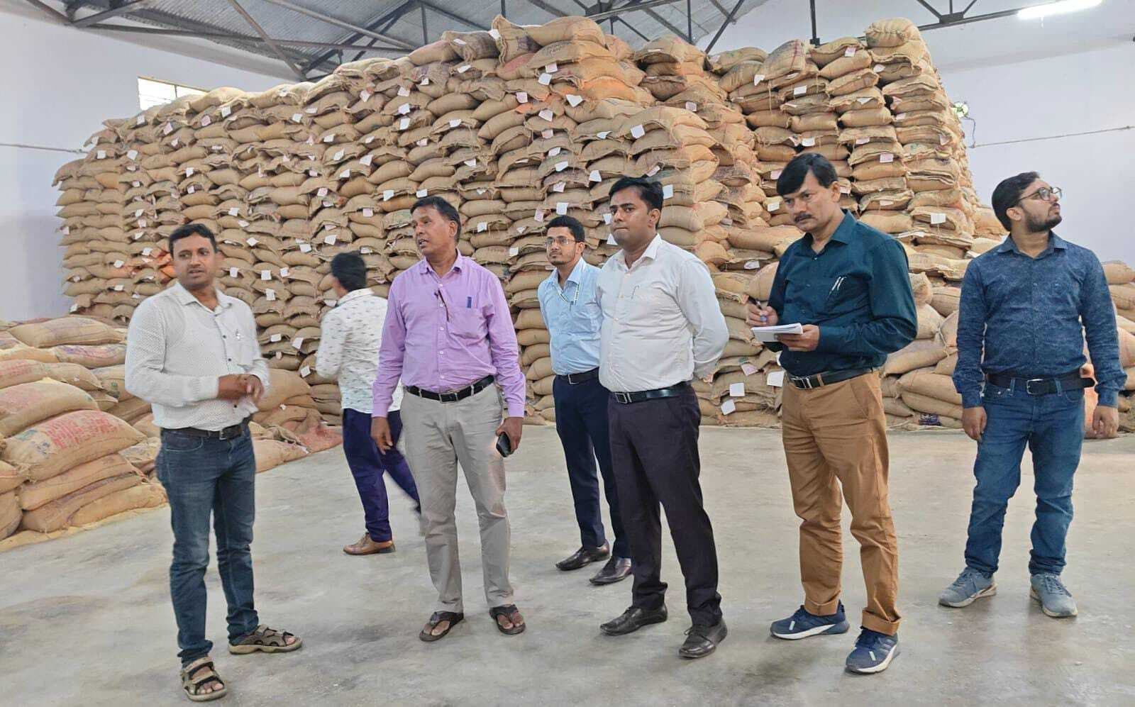 स्टेट टीम ने जेएसएफसी गोदाम में की खाद्यान्न भंडारण की जांच