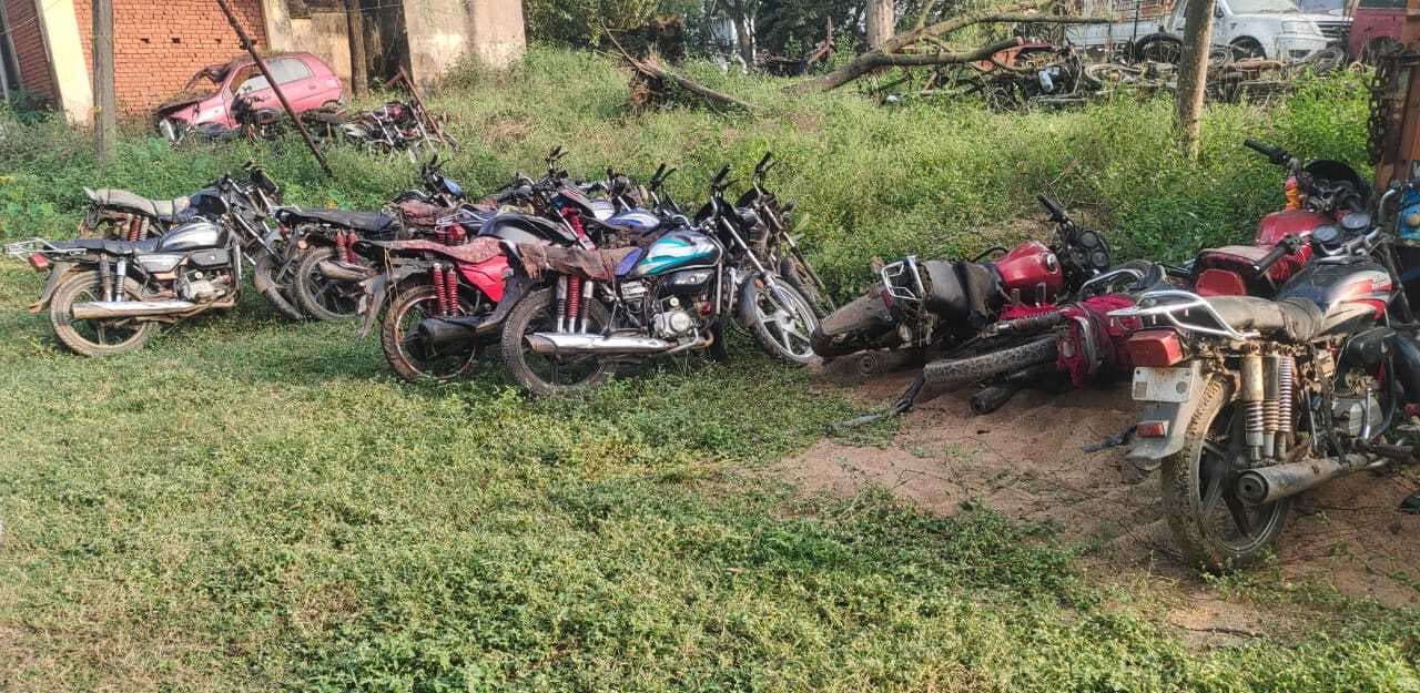 अमड़ापाड़ा में 42 क्विंटल अवैध कोयला सहित 16 बाइकें जब्त