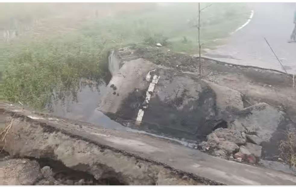 पोसदाहा में पुलिया टूटी, आवागमन बाधित