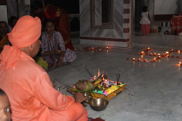हिन्दू मिलन मंदिर में दीप जला कर मनाया देव दीपावली उत्सव