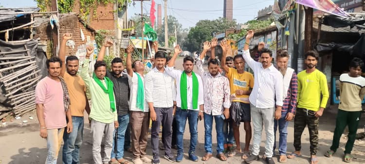 Dhanbad News : पानी छिड़काव की मांग को लेकर ग्रामीण पथ को किया जाम