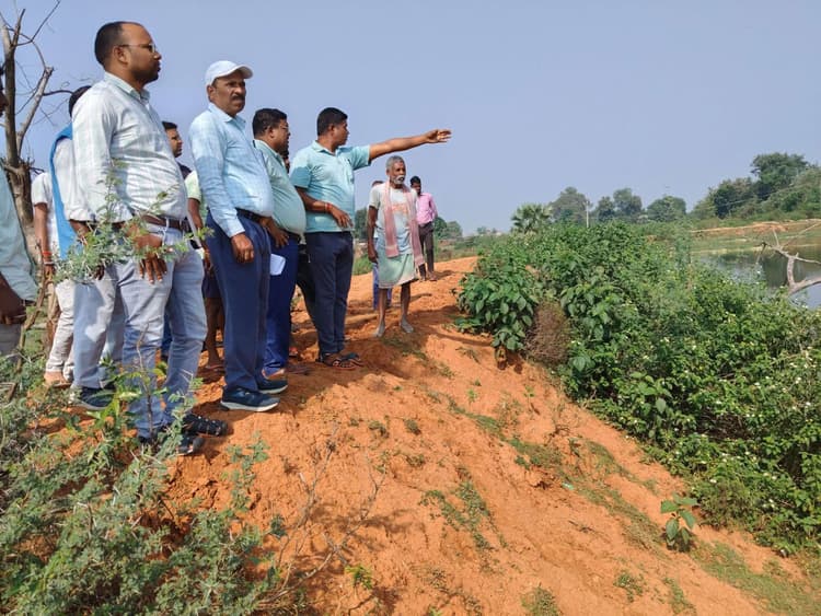 तालाब में गंदा पानी गिरने से ग्रामीणों में रोष, पीएमओ से की शिकायत