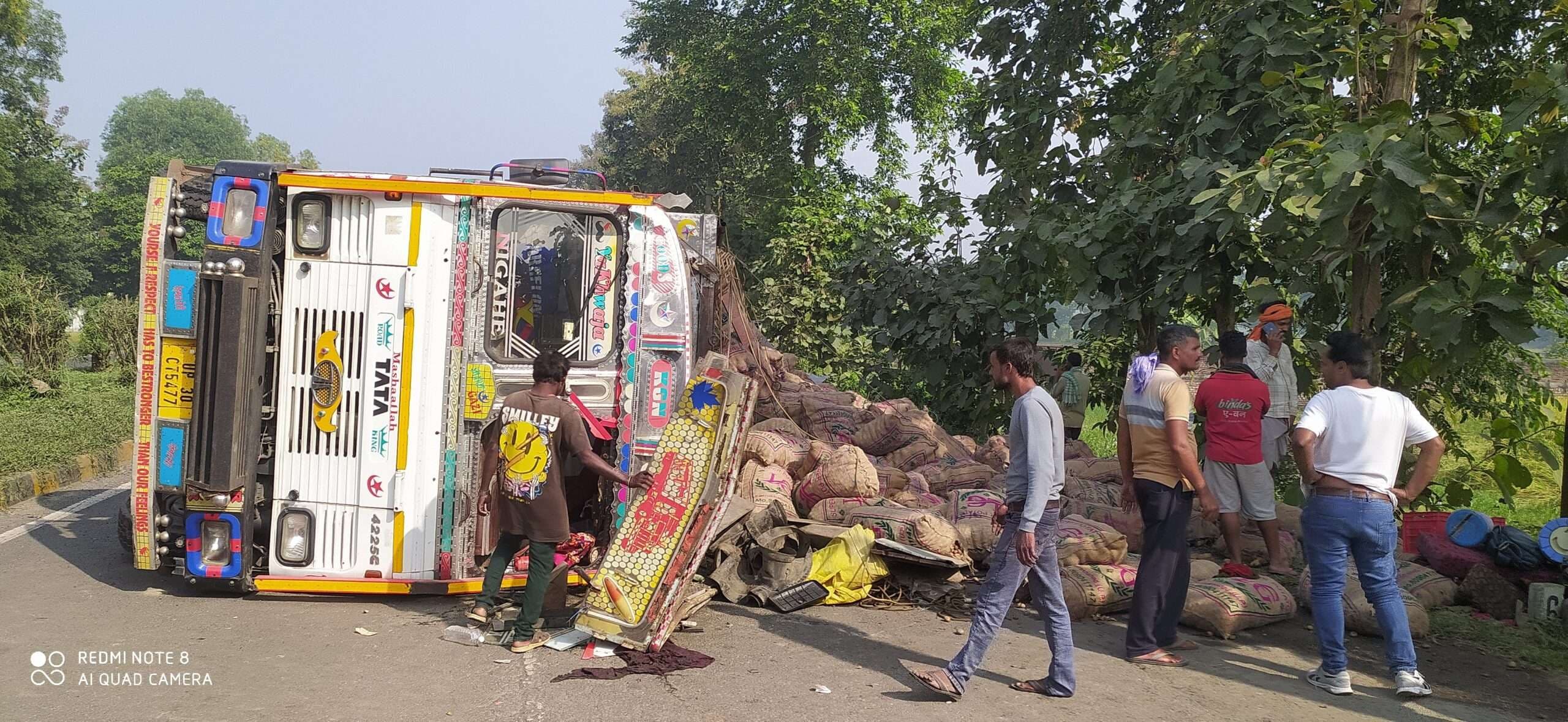 आलू लोड ट्रक पलटा, चालक घायल
