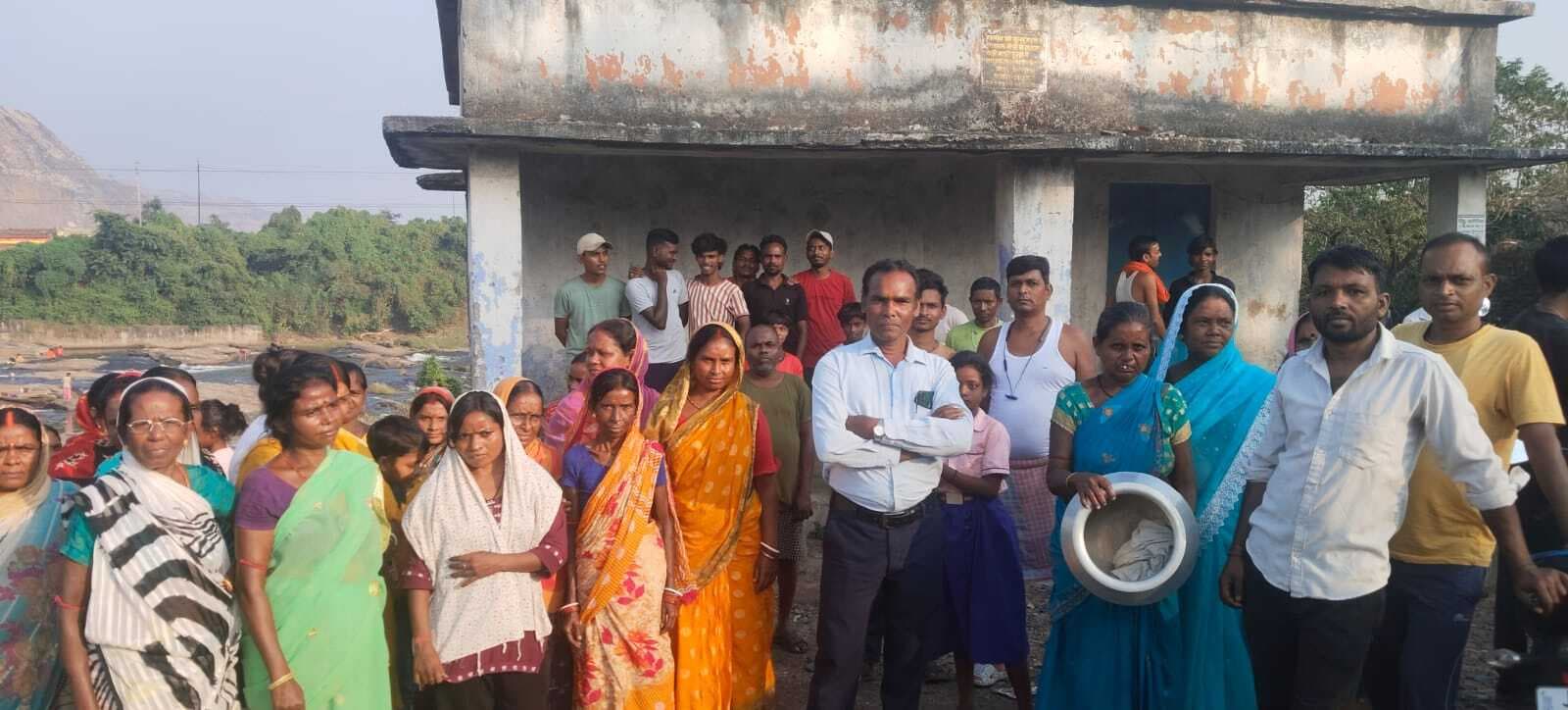 Dhanbad News : रामकनाली में पेयजल के लिए फिल्टर प्लांट के इंचार्य को बनाया बंधक